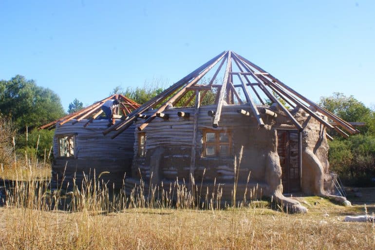 Eco D Me Ils Construisent Une Maison En Sacs De Terre Pour