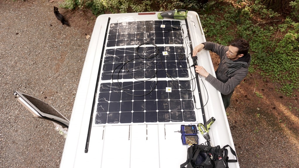 installer des panneaux solaires toit camion aménagé van camping-car