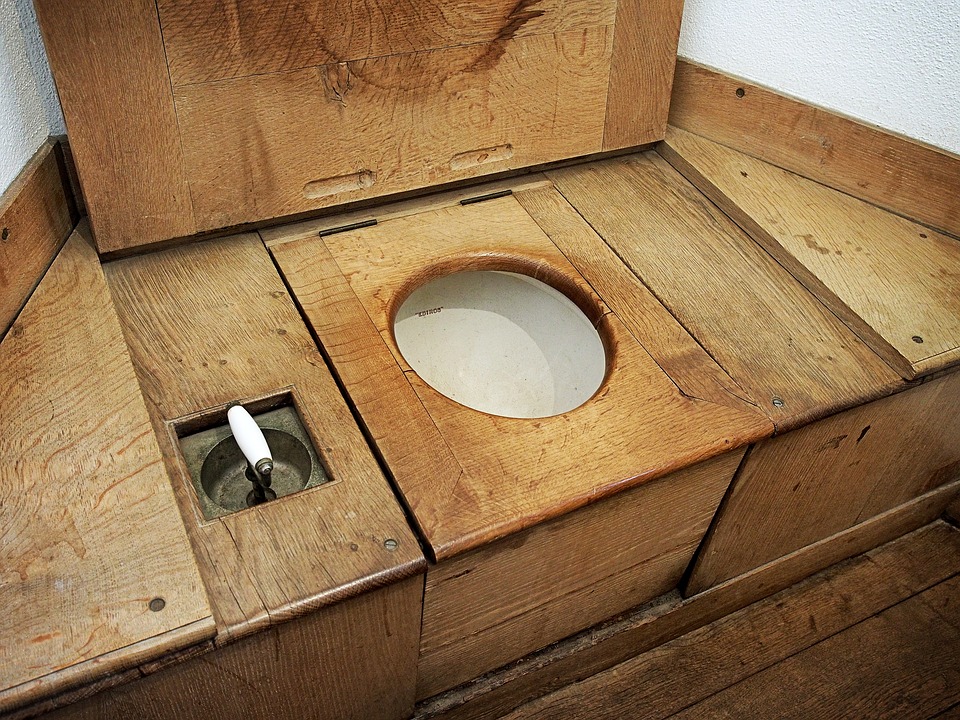 toilettes sèches en bois