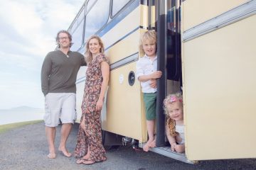 vivre en bus scolaire aménagé en famille