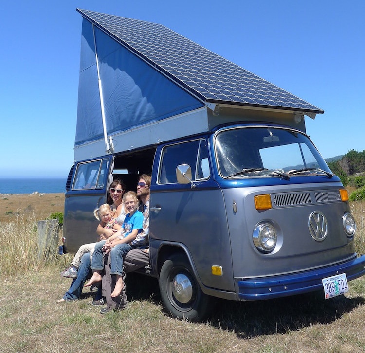 Voyage alternatif : ce couple a converti un Combi VW en van électrique