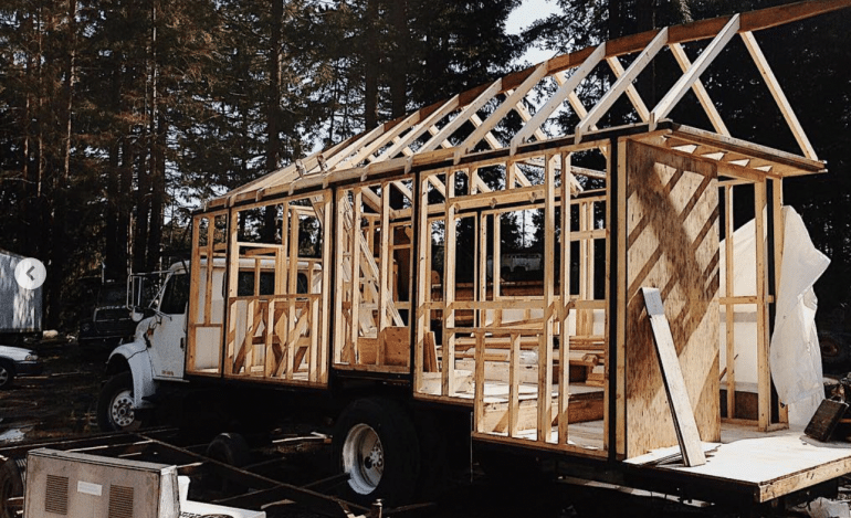 Elle transforme un camion en maison féérique