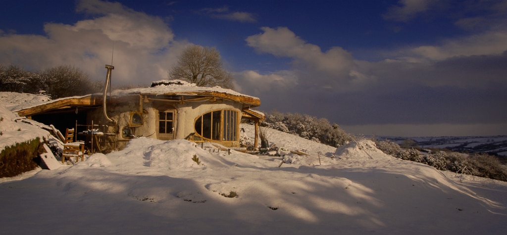 maison hobbit sous la neige