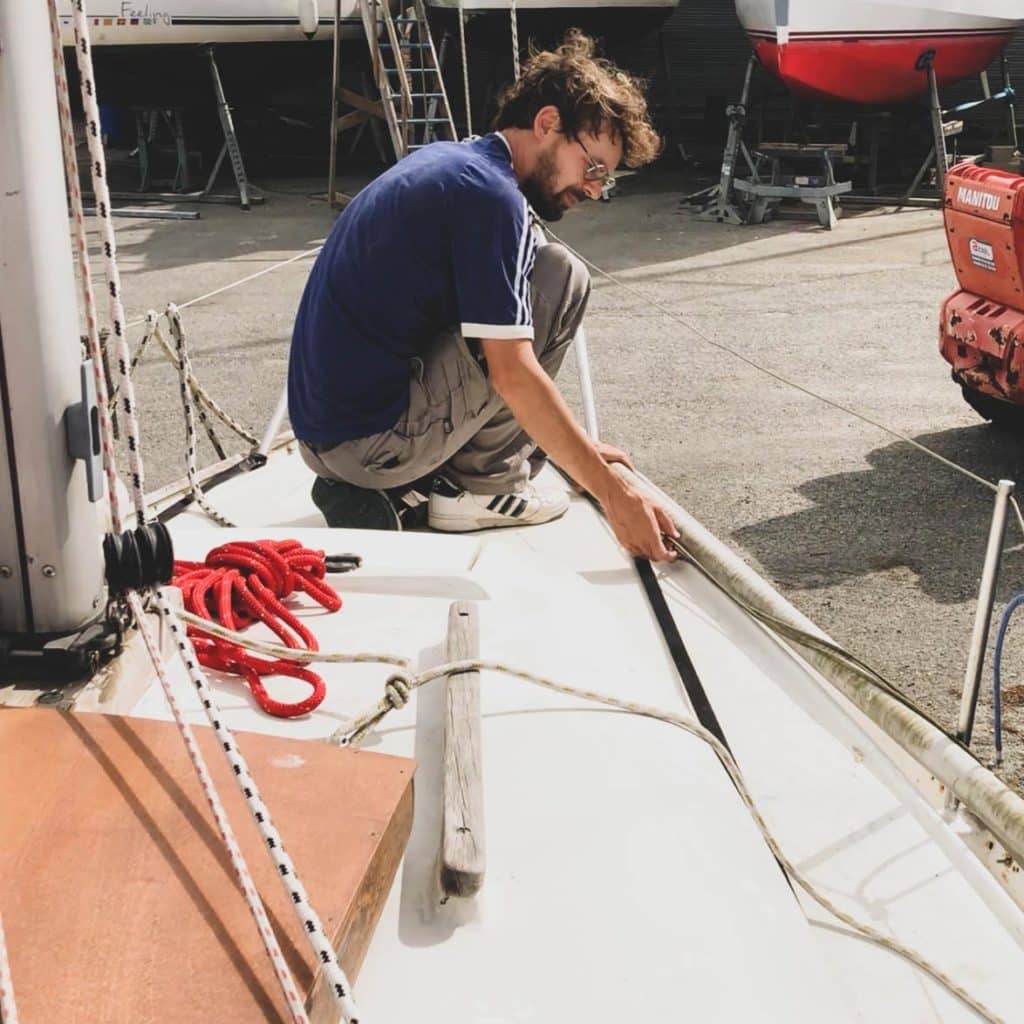 Clément travaille sur le bateau