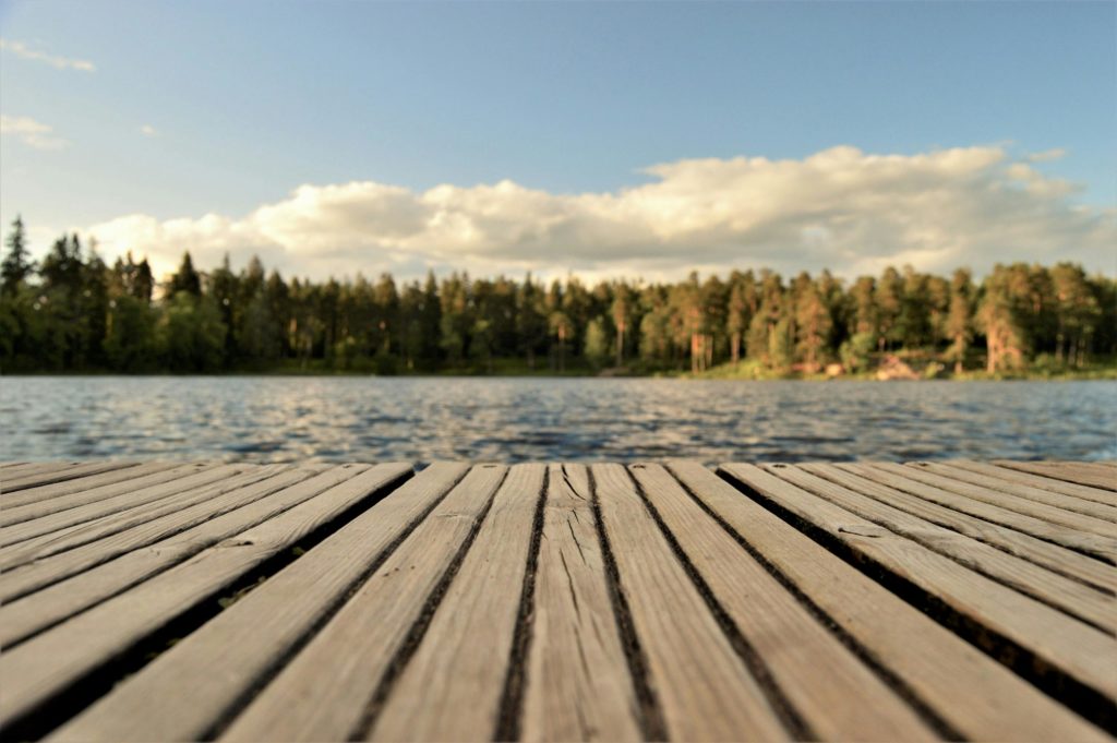 Vanlife en Suède à la découverte des lacs et forêts scandinaves