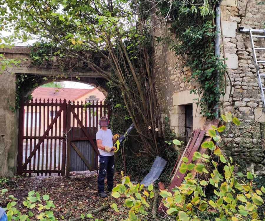 Tristan en plein travail sur le terrain de Keryvette