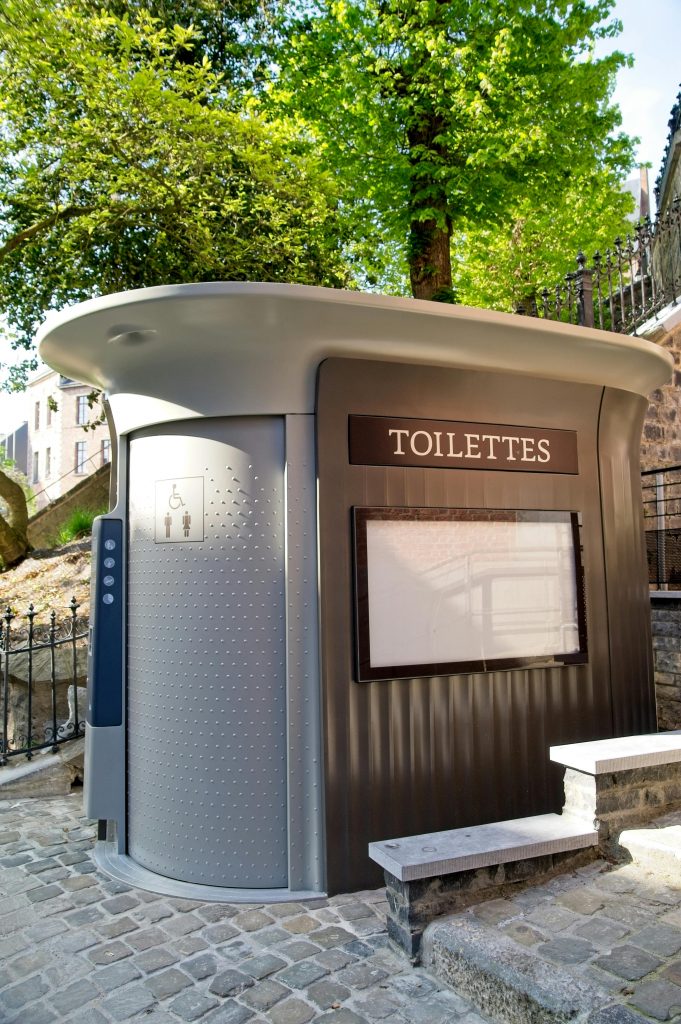 Où trouver des toilettes sur la route ?