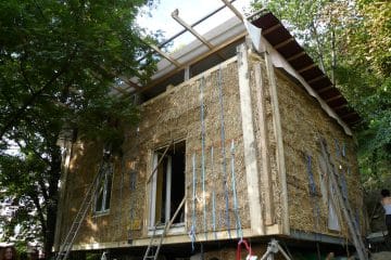 maison en paille pendant la construction