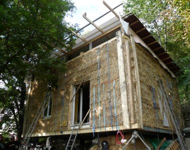 maison en paille pendant la construction