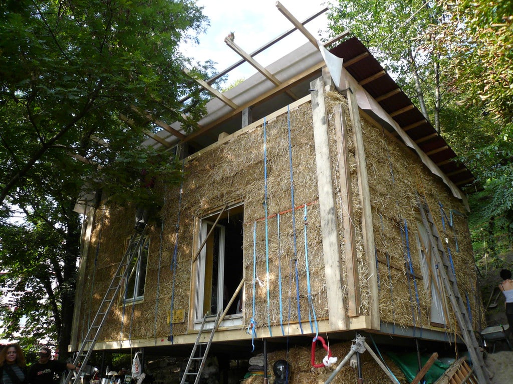 maison en paille pendant la construction