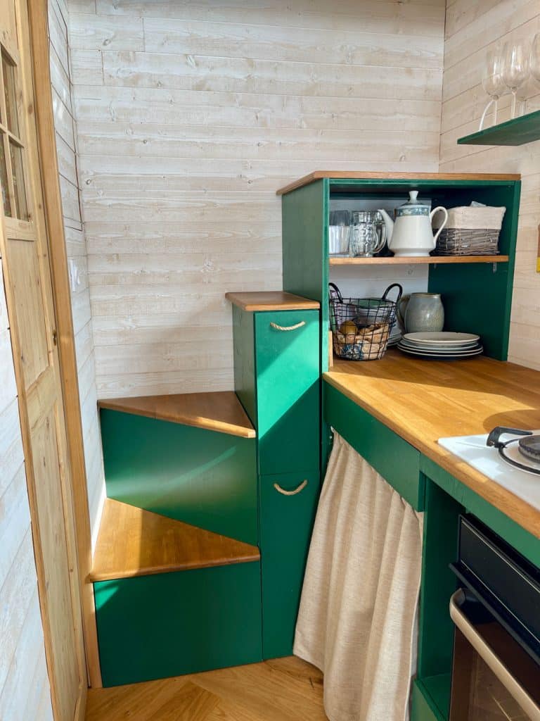 les rangements sous l'escalier pour aménager un petit espace comme une tiny house