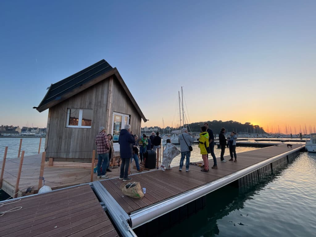 l'équipe de bénévoles de la tiny house flottante