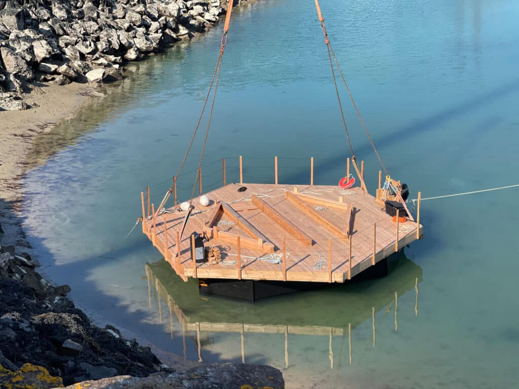 la plateforme sur laquelle repose la tiny house flottante