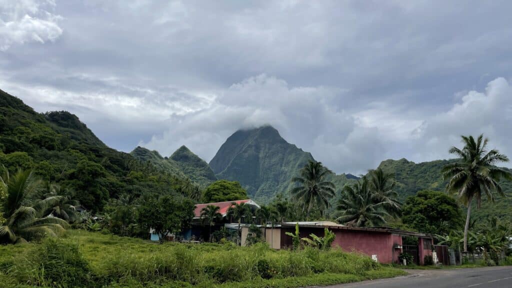 Moorea vue sur les montagnes et la nature